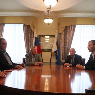 Члены Совета директоров и главный исполнительный директор на встрече с губернатором Чукотки. Фото В. Матвеичева.