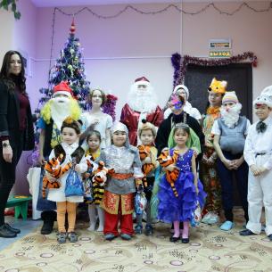 Сотрудники ООО "Берингпромуголь" поздравили воспитанников Центра образования села Алькатваам на новогоднем утреннике в декабре 2018 года.