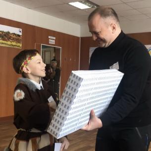 Дмитрий Гаврилин вручает Ефиму Суворову ноутбук за его успехи в изучении чукотского языка, 2019.